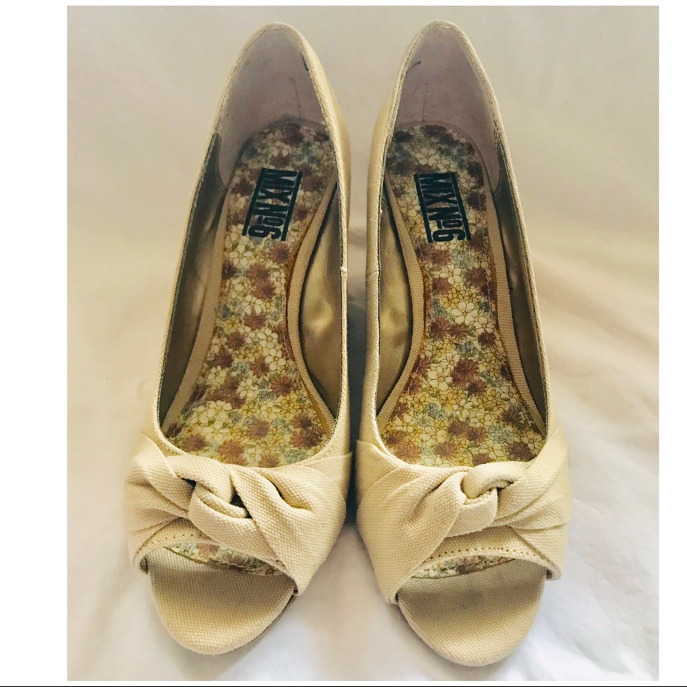 WOMEN’S WEDGE SHOES BY MIX NO.6 SIZE 7